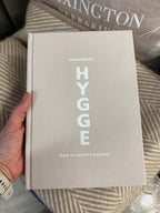 Suomalainen hygge- how to survive kaamos-  tablebook